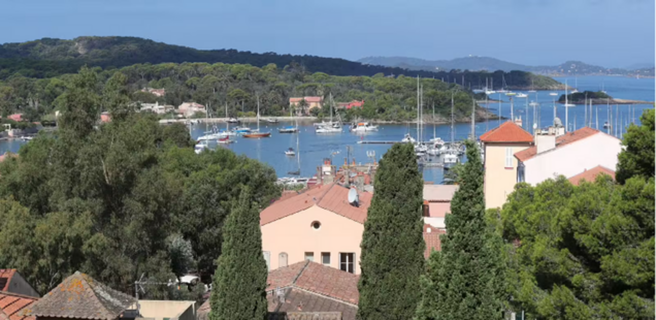 Vue sur le port de Porquerolles